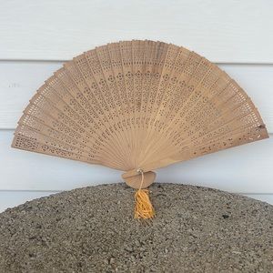 🌻 Vintage sandalwood fan